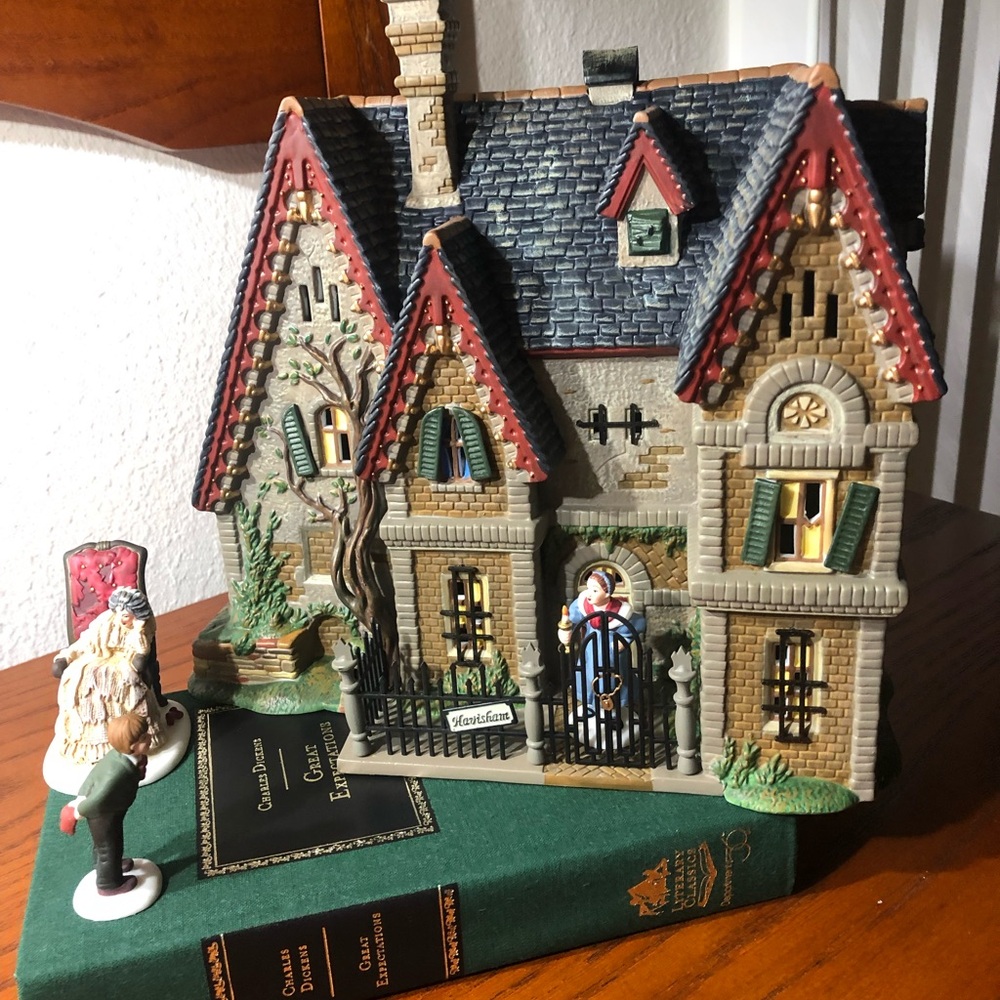 Dept 56 Lighted Dickens’ Village Great Expectations House w/figures and book.